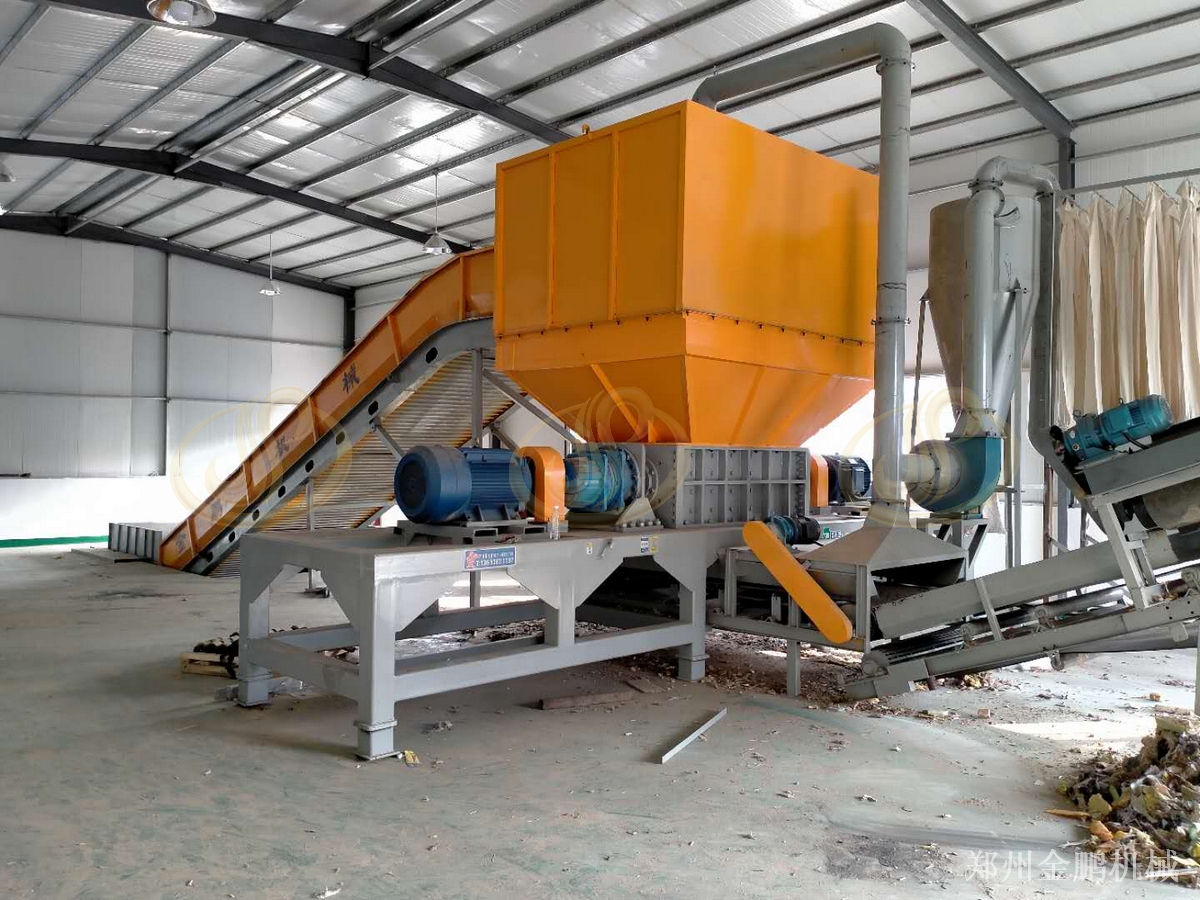 郑州金鹏双轴大件垃圾撕碎机处理废旧沙发作业说明