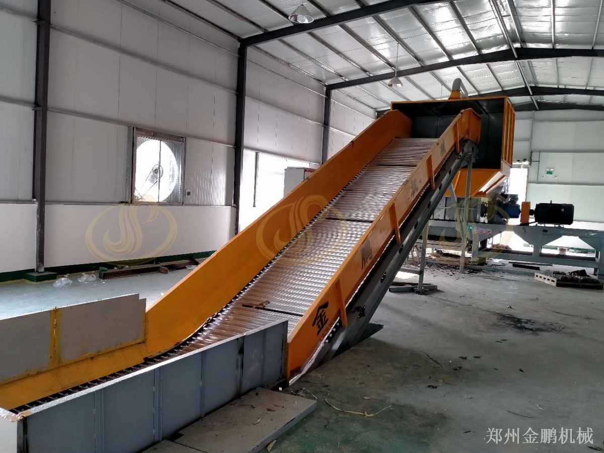 废旧家具减容作业中的郑州金鹏低速双轴撕碎机