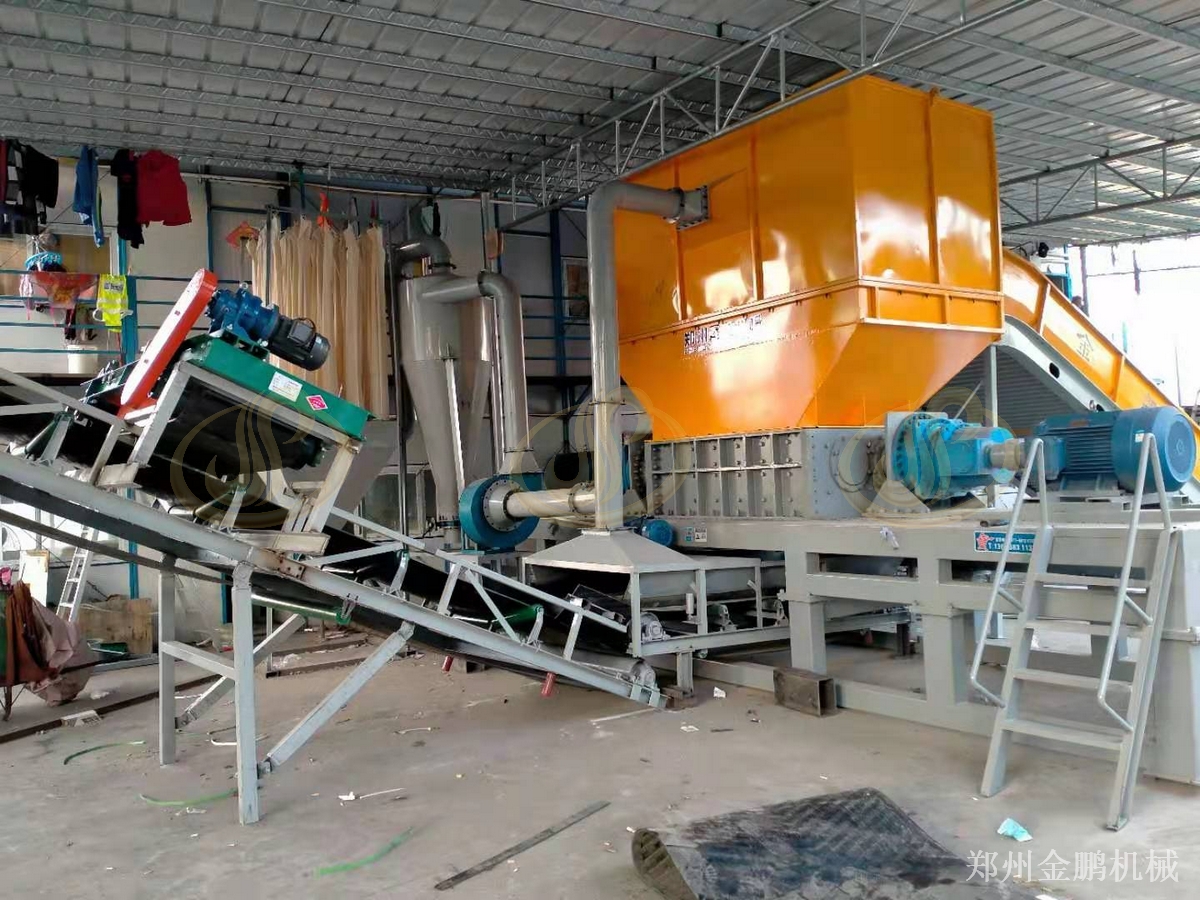 郑州金鹏重型双轴撕碎机撕碎含弹簧废旧床垫