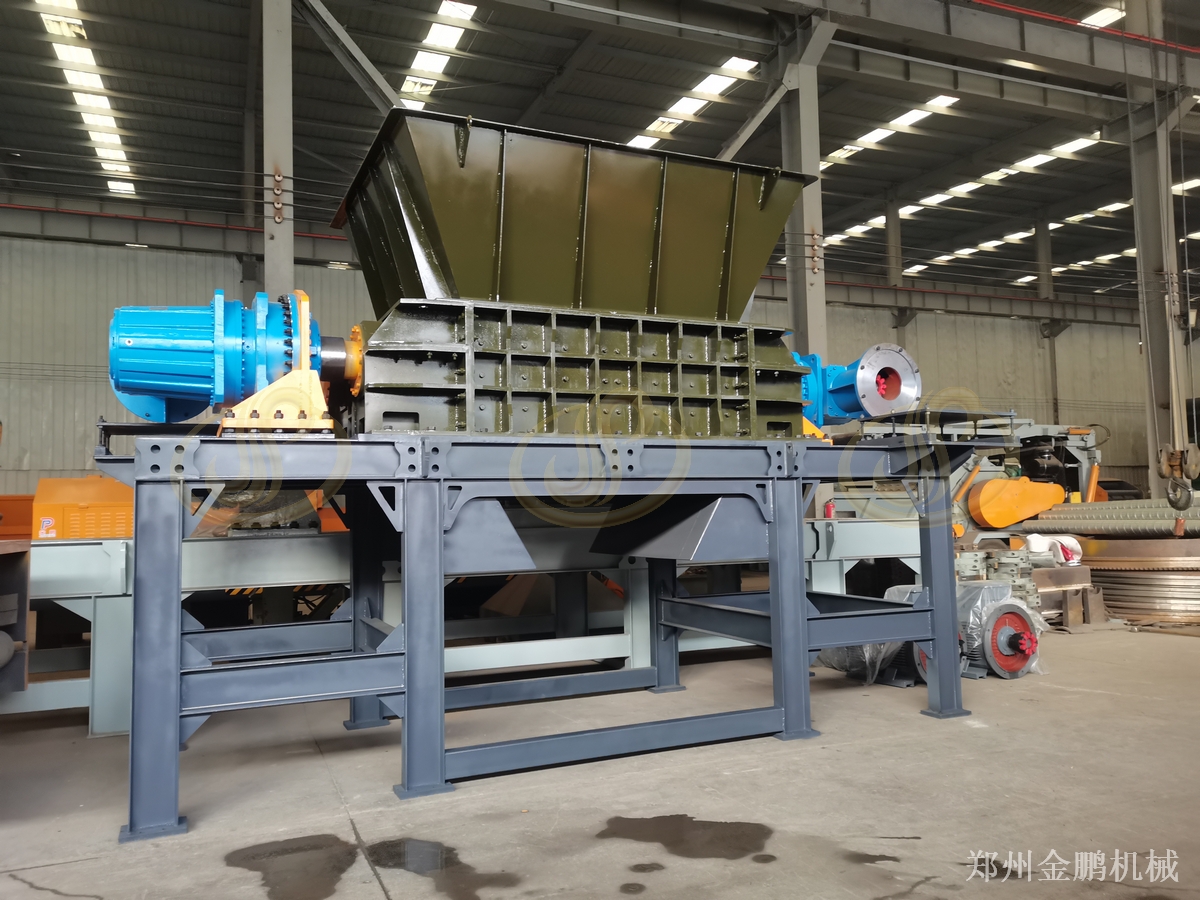 郑州金鹏大型双轴撕碎机服务城市生活垃圾中转站粗碎作业