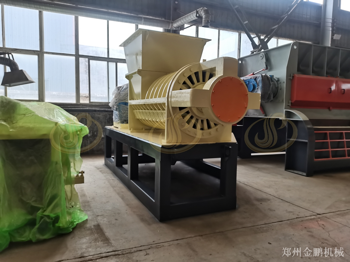 郑州金鹏聚氨酯革撕碎机在皮革车间边角料减容中的应用