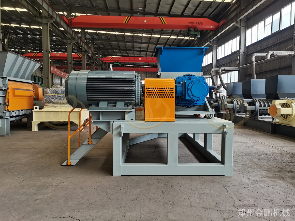 郑州金鹏PVC革撕碎机：卷材裁边与废卷革料撕碎作业介绍