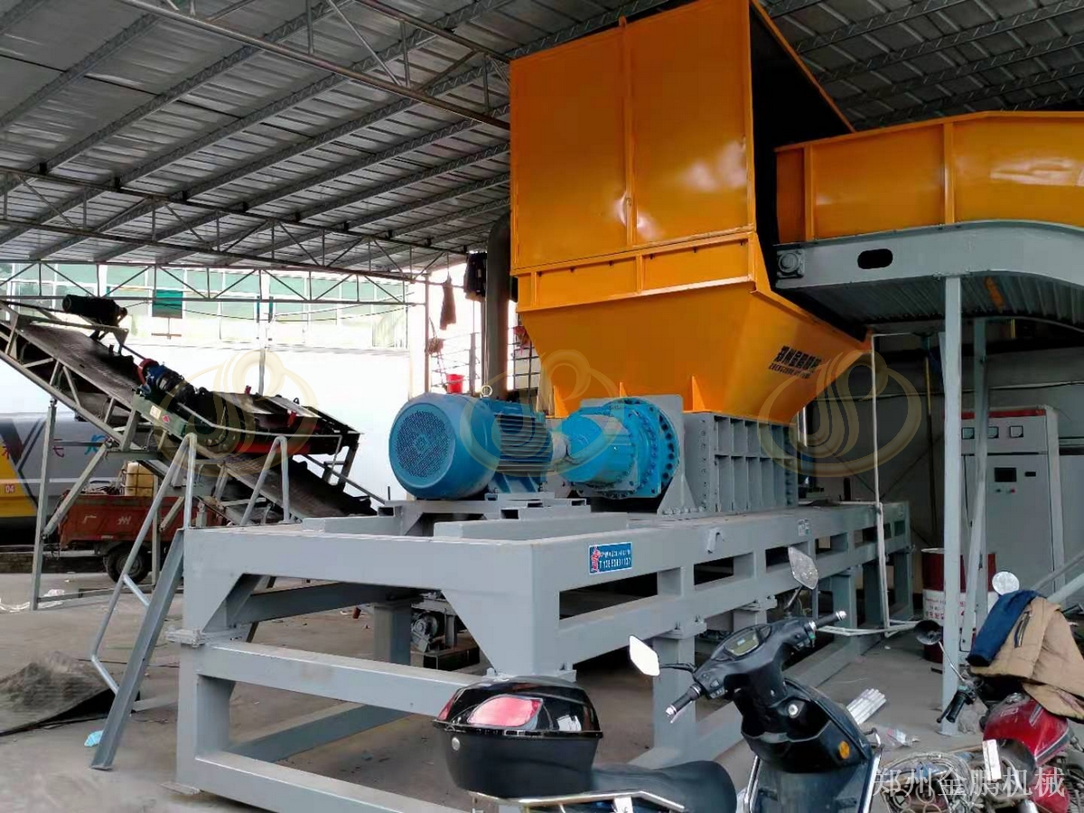 郑州金鹏双轴破碎机对废旧家具的粗碎减容作业